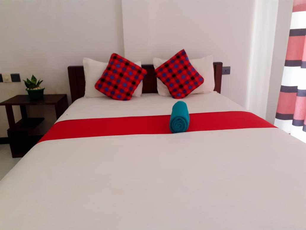 Jasmine White House Restaurant & Spa Dickwella Room photo